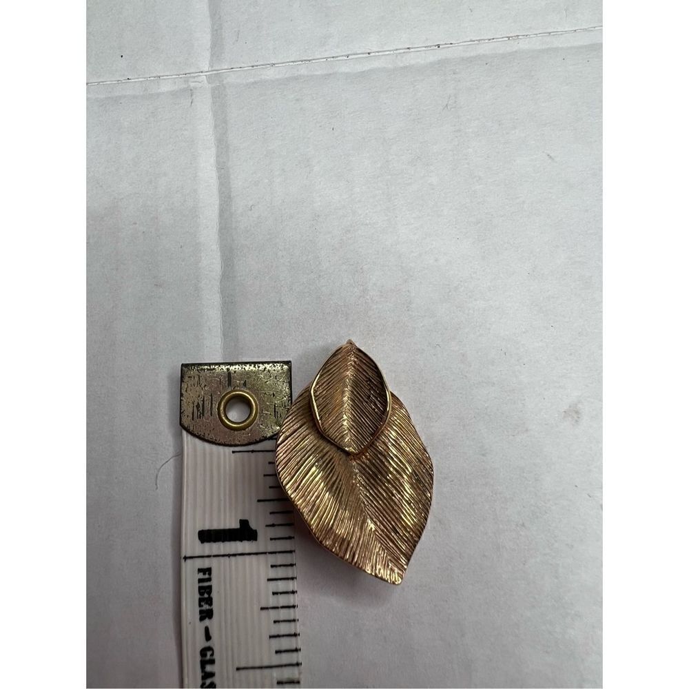 3/$15 or 5/$20 Vintage 1970’s Amway gold tone leaf brooch - Picture 4 of 4